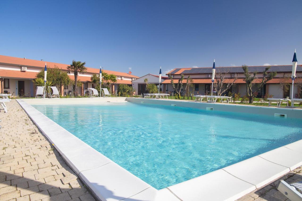 Delfino Tuscany Resort Марина-ді-Чечина Екстер'єр фото